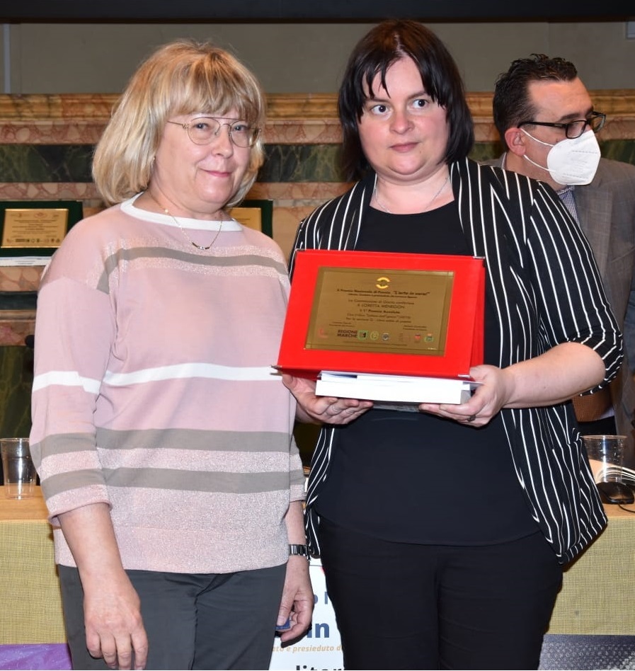 La presidente di giuria Michela Zanarella consegna il premio a Loretta.